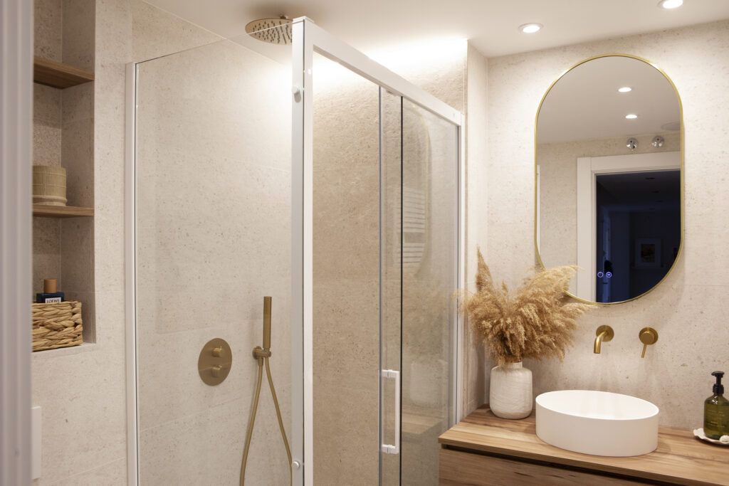 Reforma Baño - Estudio Verona cocinas y baños Zaragoza - baño moderno con porcelánico y ducha a ras de suelo