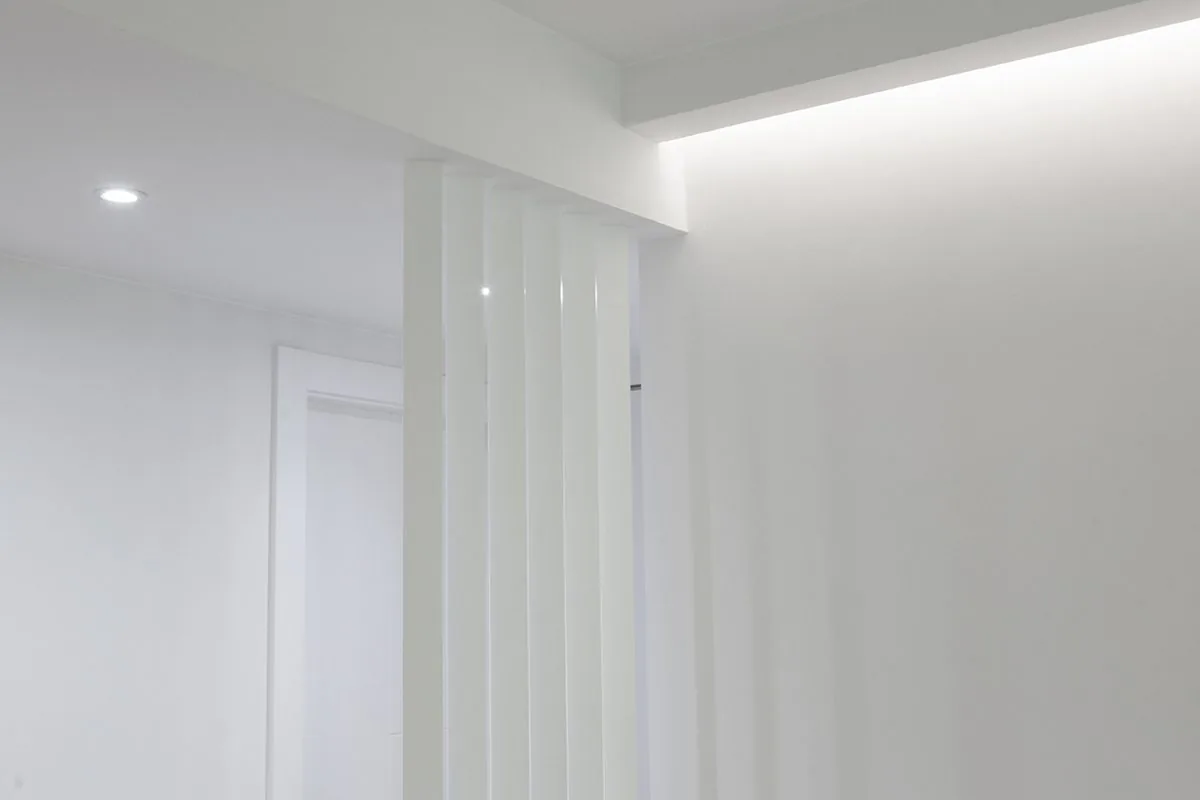 El alistonado vertical que separa el salón del pasillo