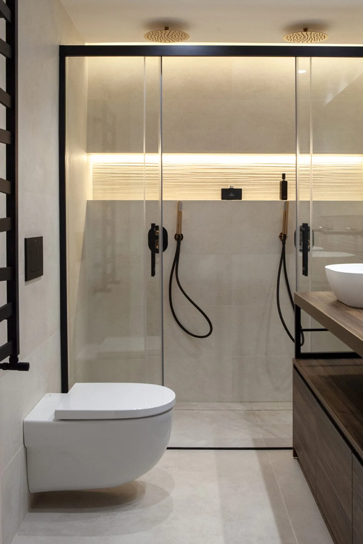 Las dos duchas enfrentadas del baño de la suite, con la apertura central