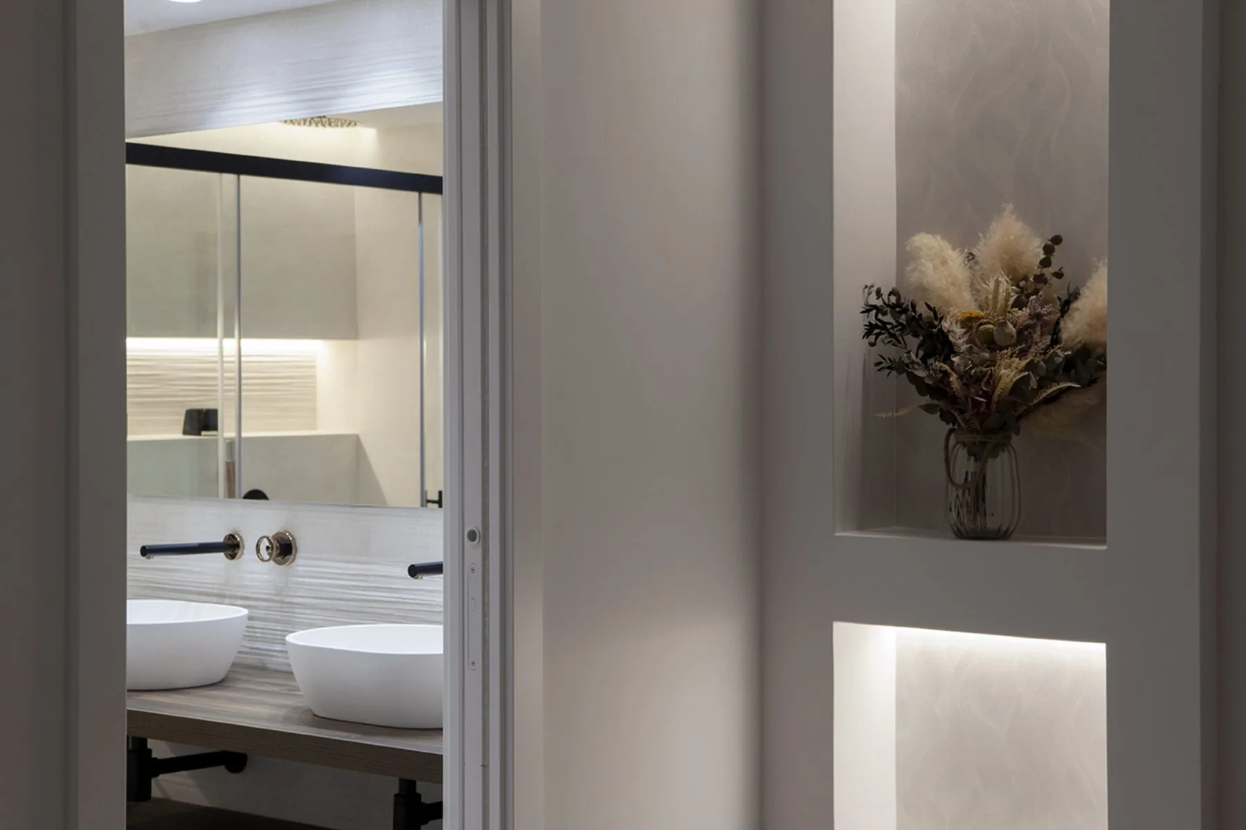 El doble lavabo sobre encimera del baño de la suite
