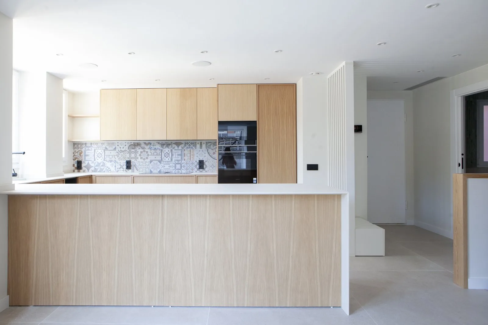 Cocina abierta en roble y blanco de la obra AM15