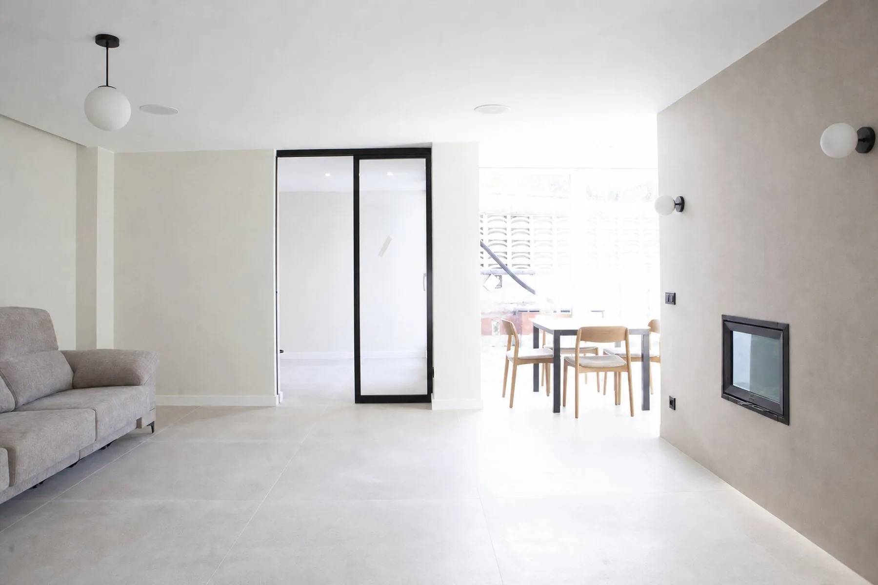 El salón con la chimenea y las correderas de cristal hacia el comedor