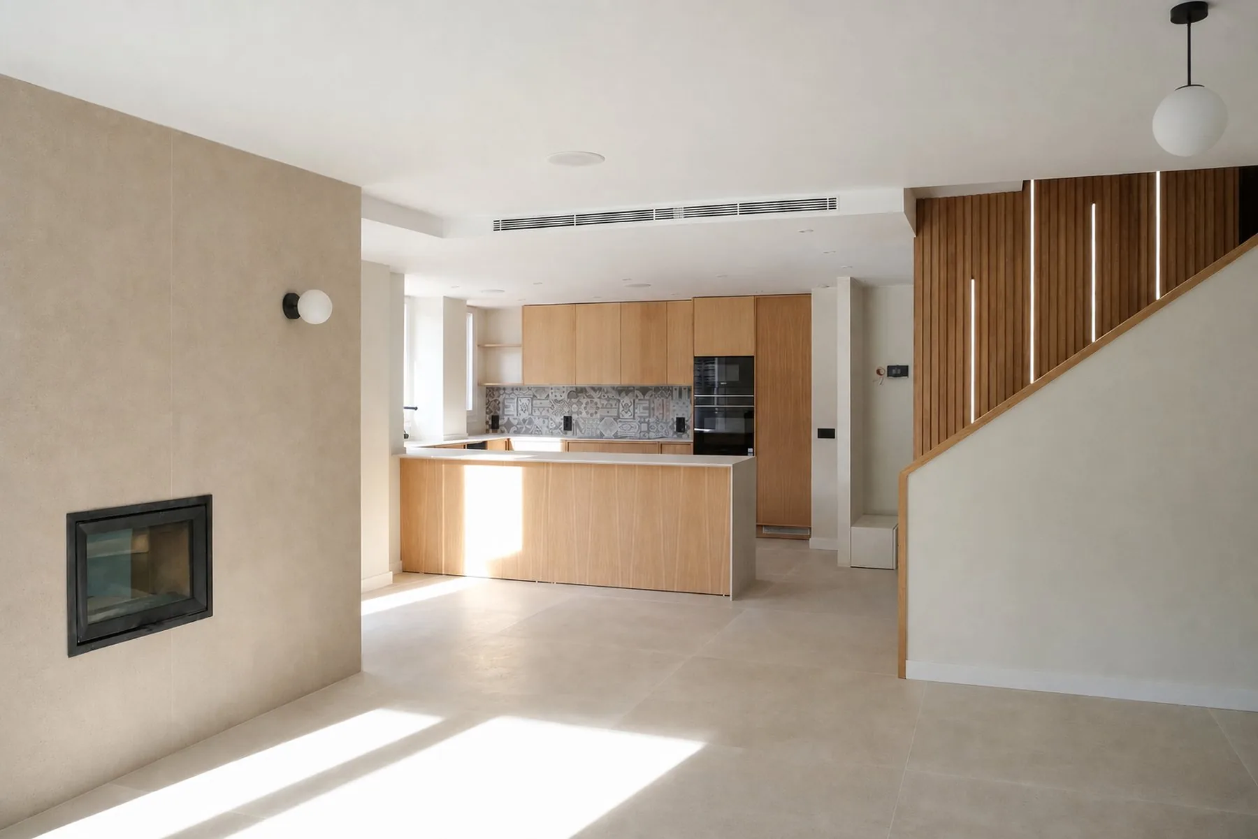 Zona de día con chimenea y escalera de roble en AM15