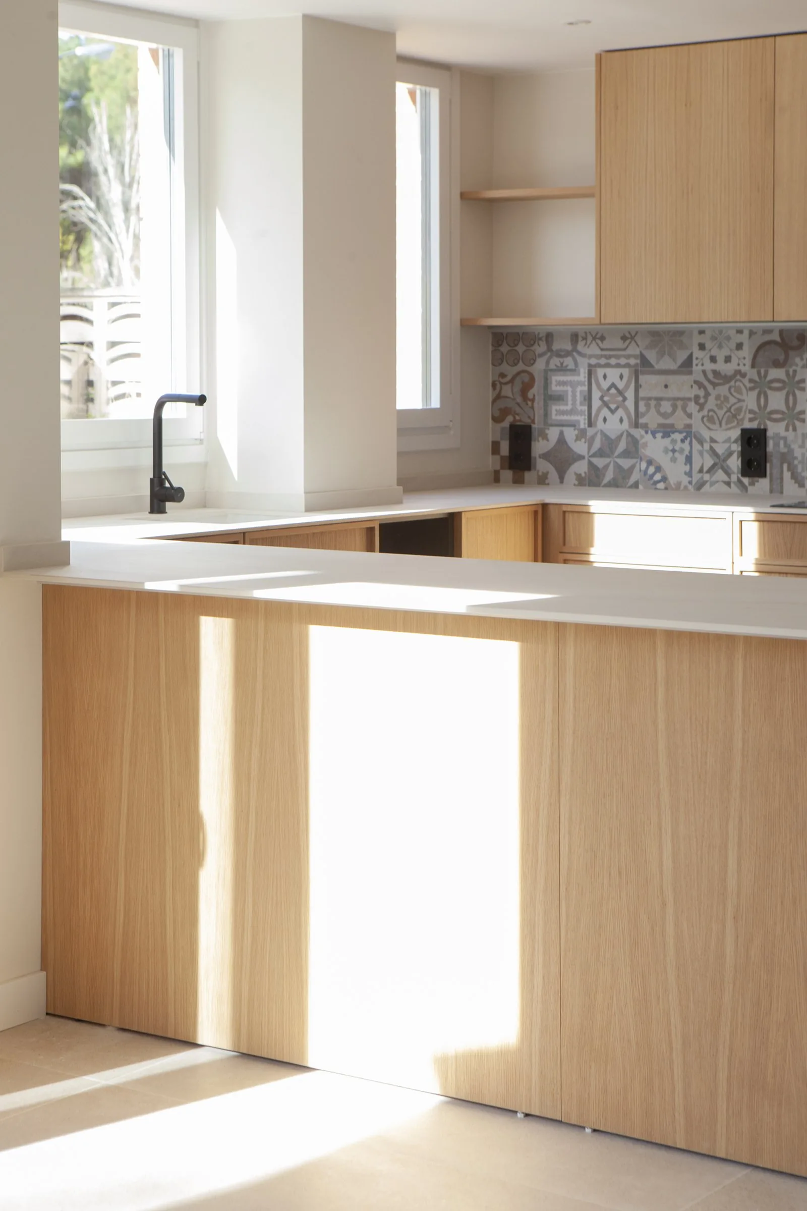 Cocina de roble con luz de tarde — obra AM15