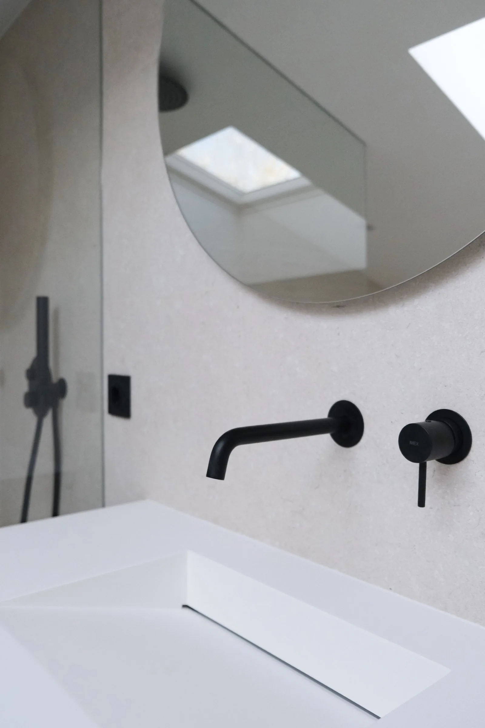 El baño de la buhardilla, con la ducha al fondo