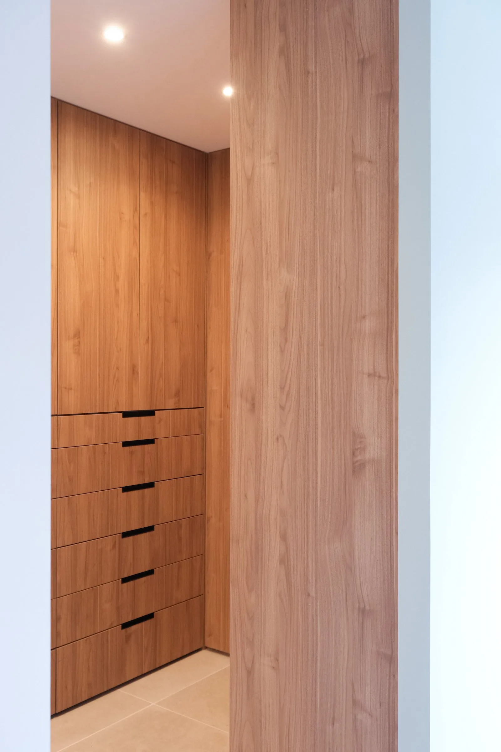 El vestidor de roble, con cajoneras y baldas a medida