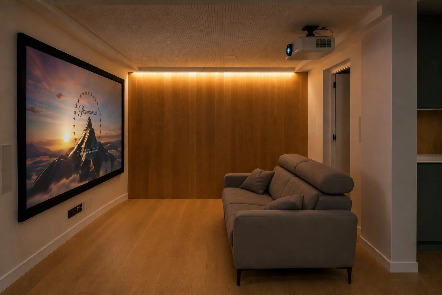El pequeño cine de la bodega, con proyector, pantalla y panel de madera retroiluminado