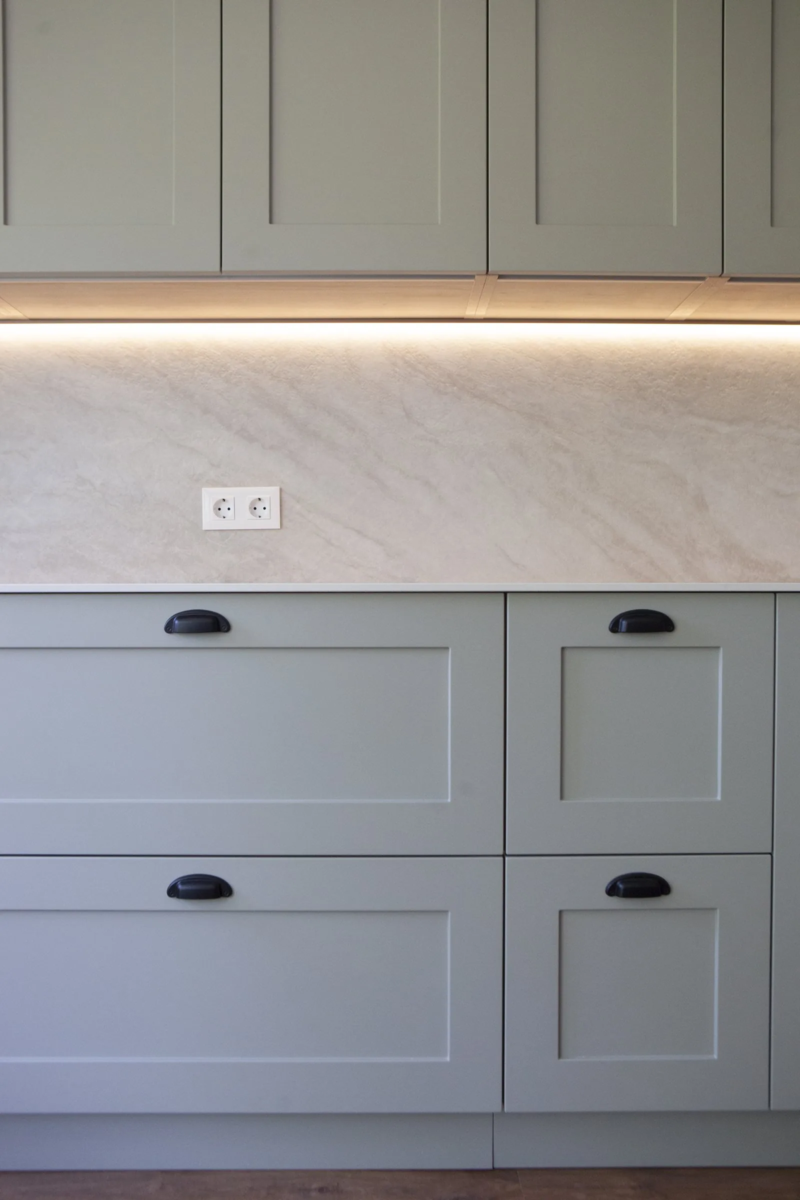 La luz bajo los muebles altos de la cocina