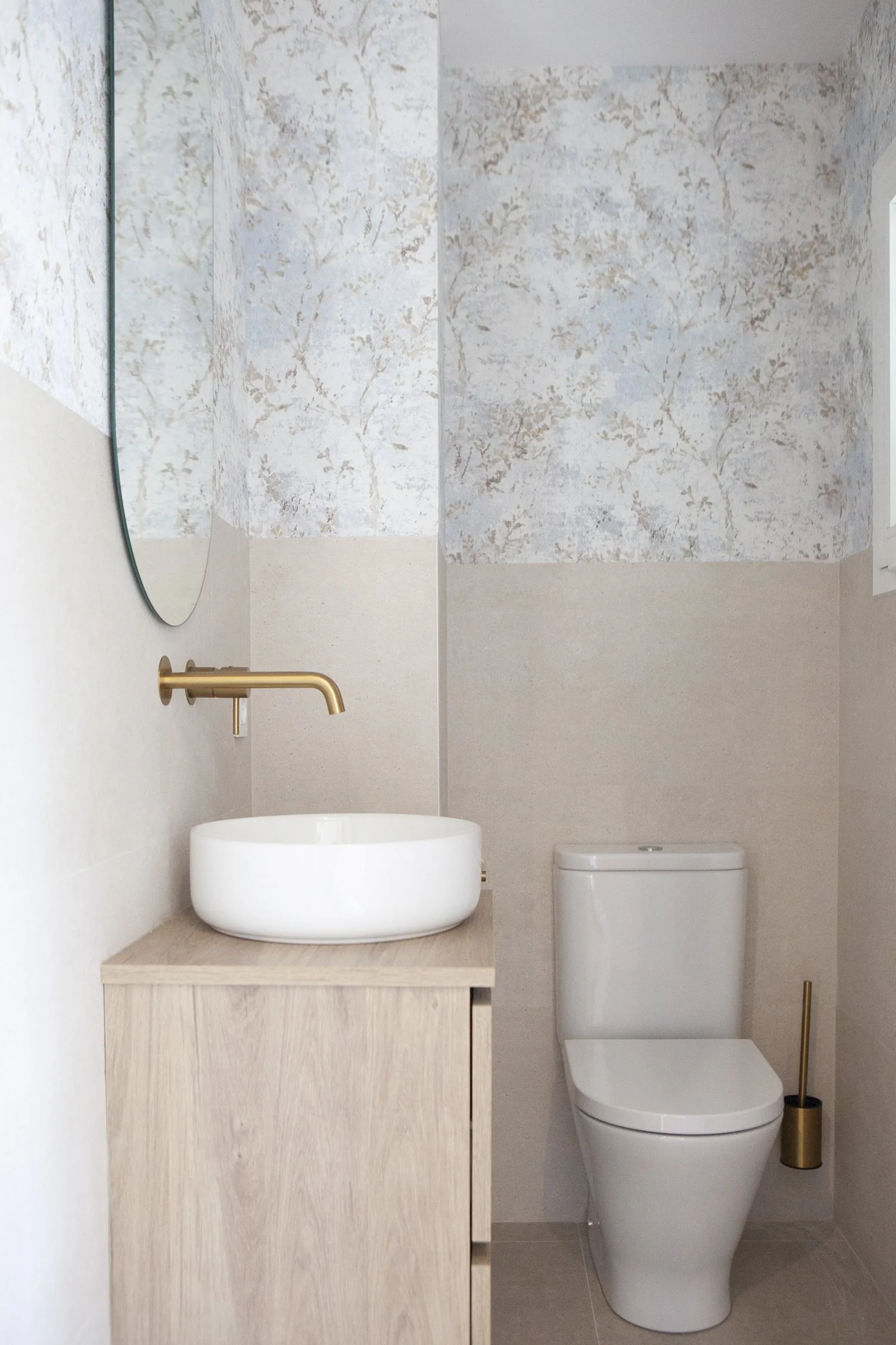 El aseo, con el lavabo redondo sobre el mueble a medida