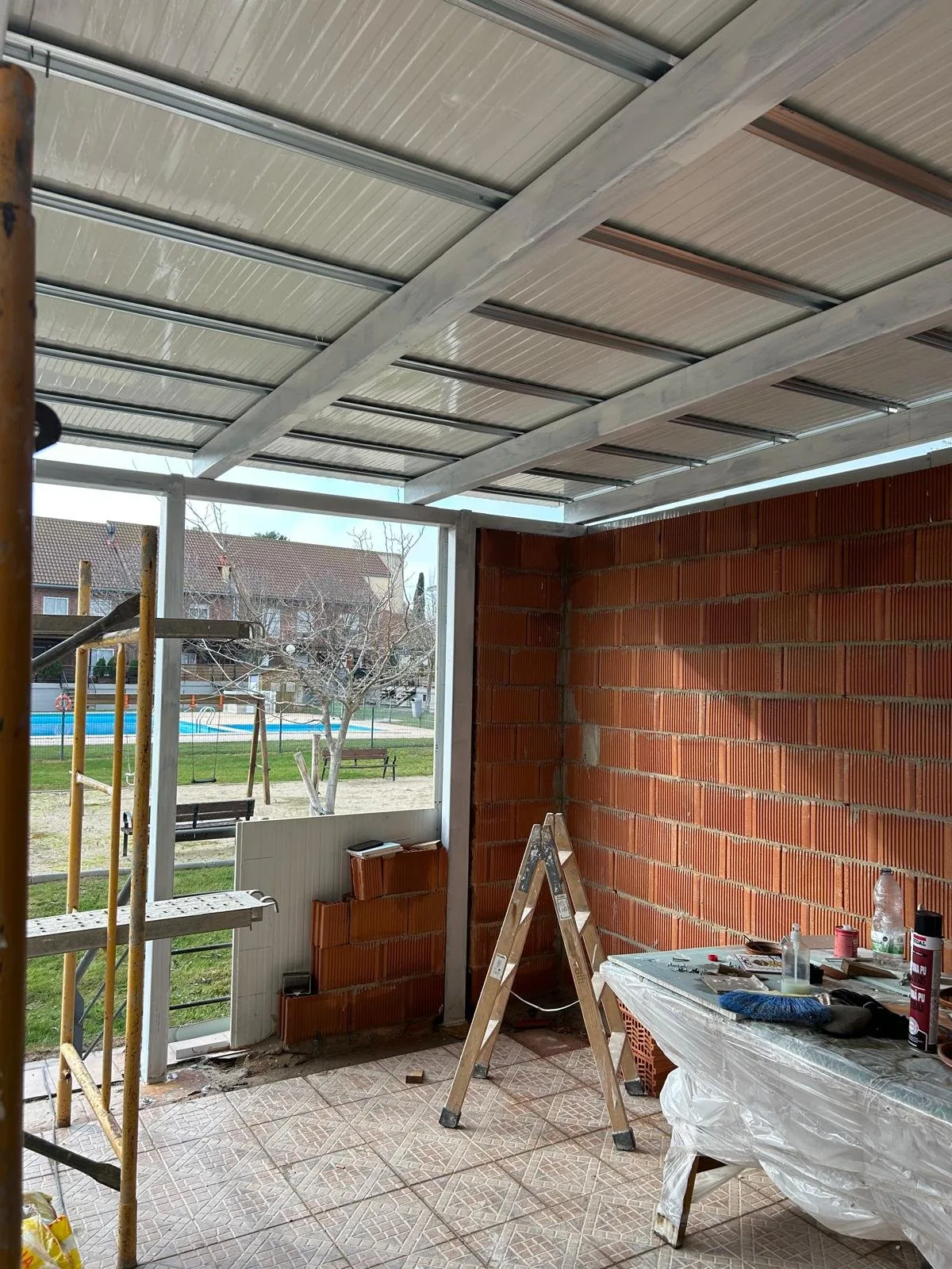 Estructura metálica sin pilares intermedios durante la incorporación de los 50 m² de terraza a la vivienda
