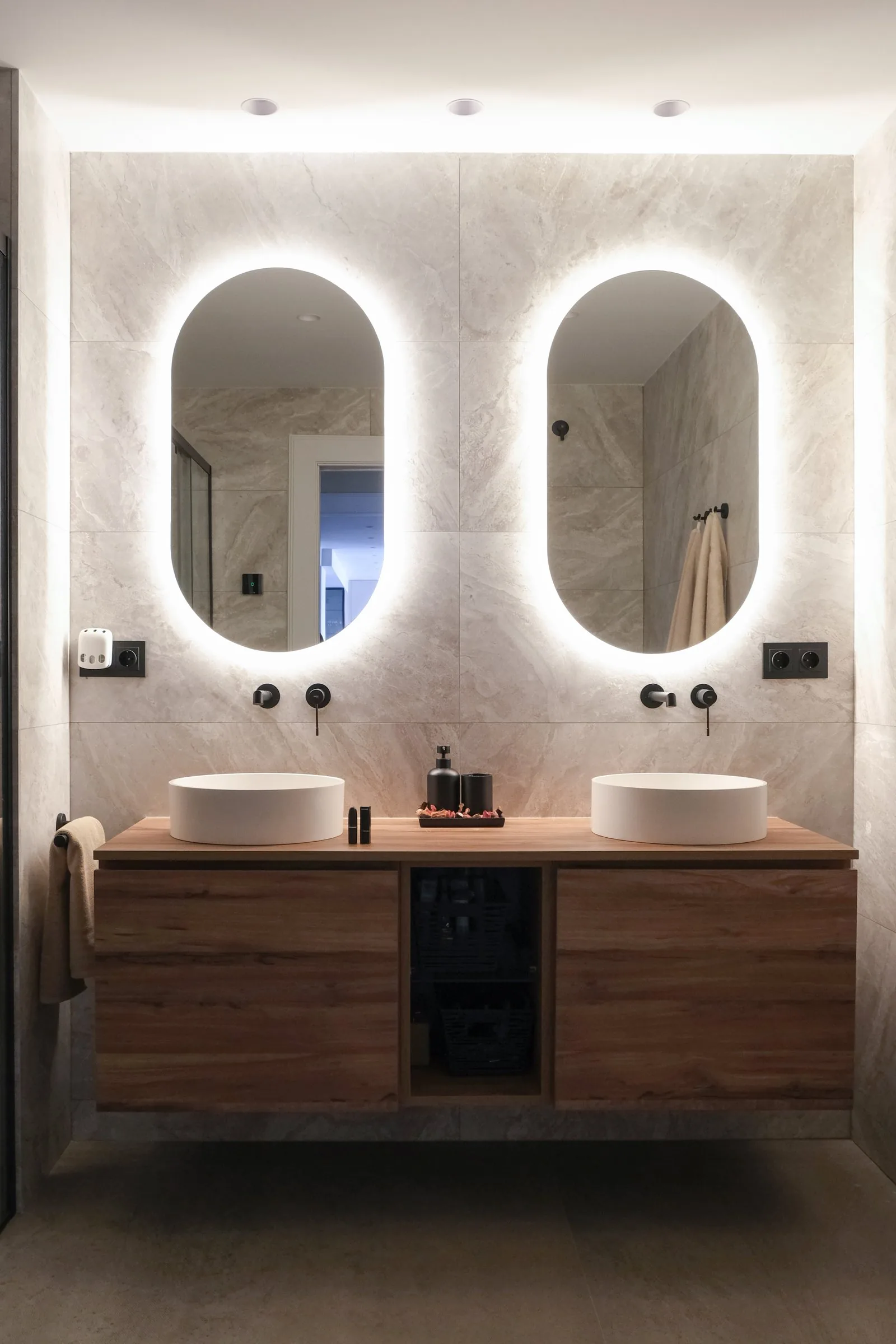 Baño suite FU32 con dos zonas de ducha simétricas