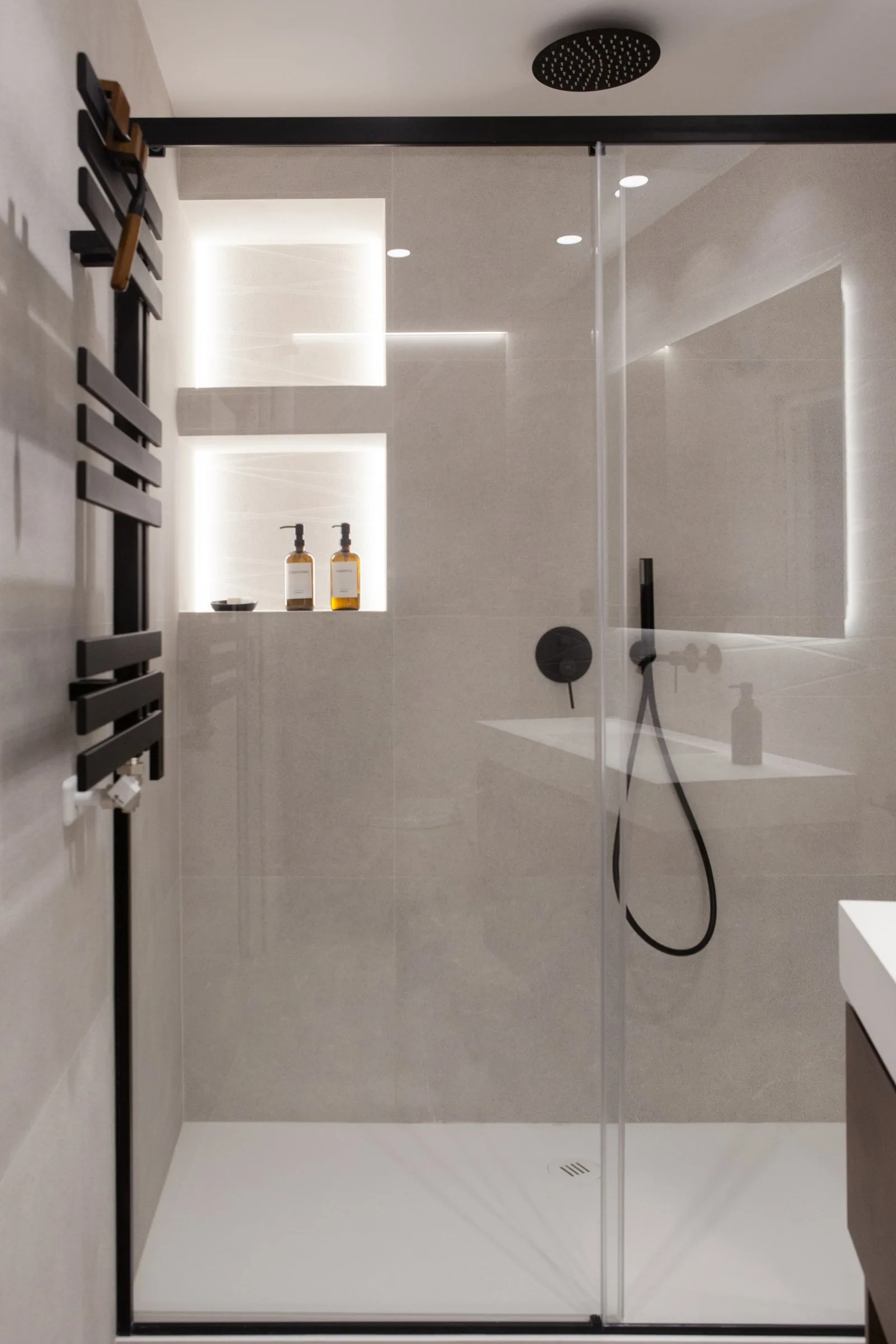 Hornacinas retroiluminadas en la ducha del baño de piedra — obra PP5
