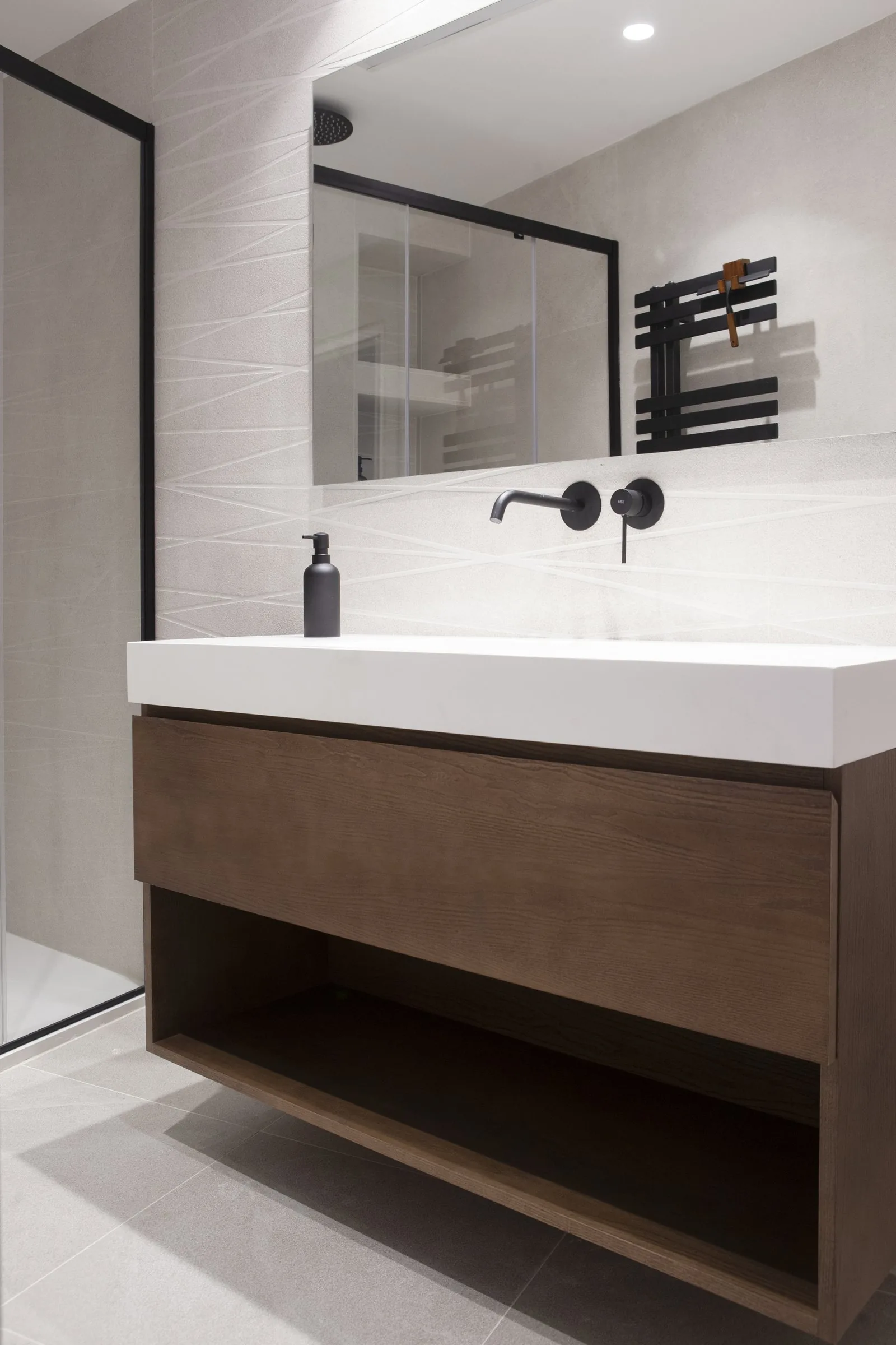 Lavabo sobre mueble de madera oscura suspendido — obra PP5