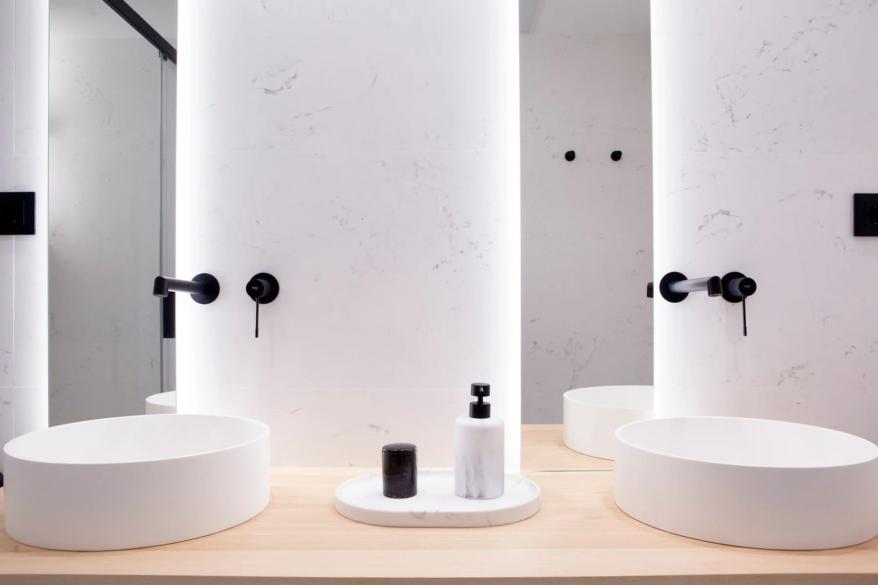 Baño suite PP5 con mueble de madera clara, doble lavabo y espejo retroiluminado