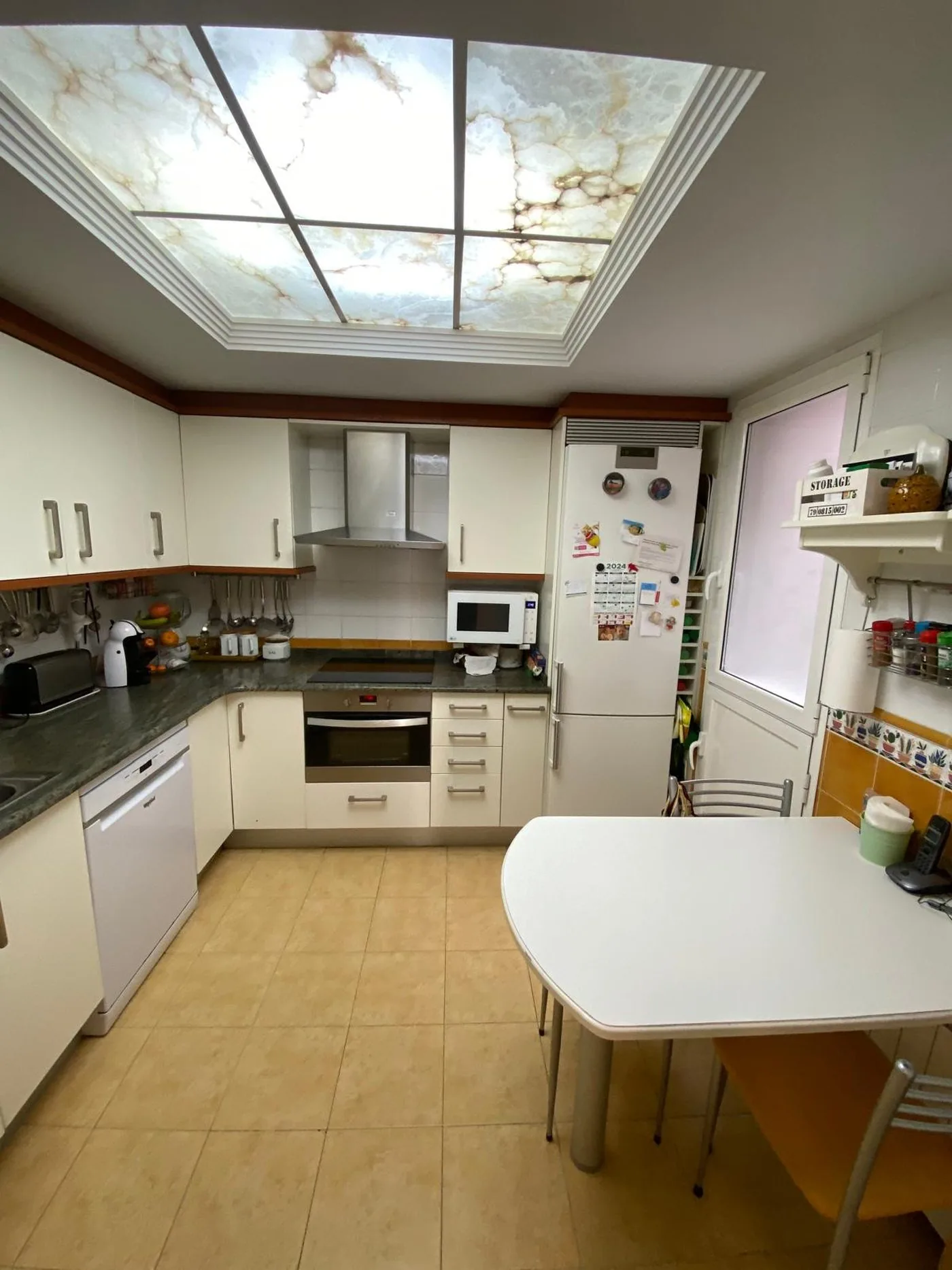 La cocina antigua, con la vidriera del techo y el alicatado en dos tonos