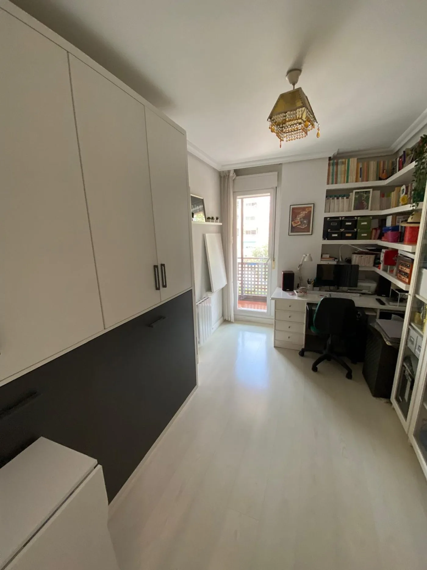 La habitación que ocupaba el lugar de la cocina actual, con su balconera al fondo, antes de la obra