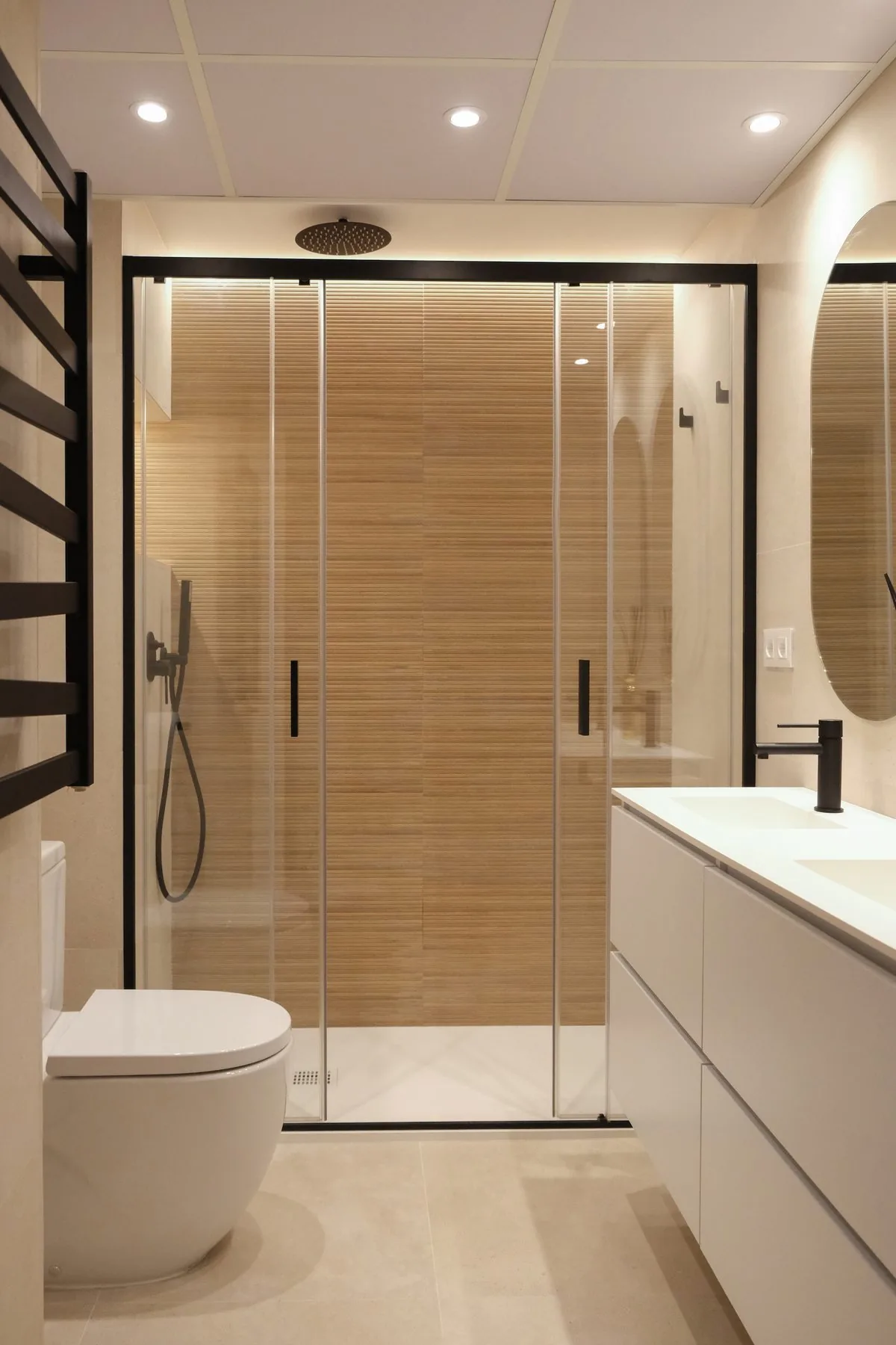 El baño hoy, con la ducha, el inodoro de pie y el mueble con lavabo integrado