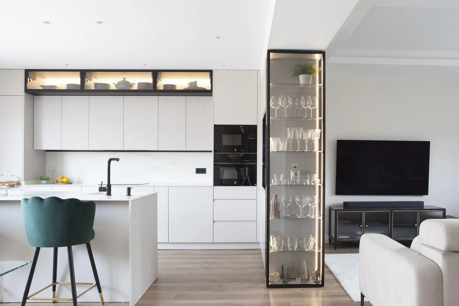 Cocina blanca abierta al salón — obra FU32