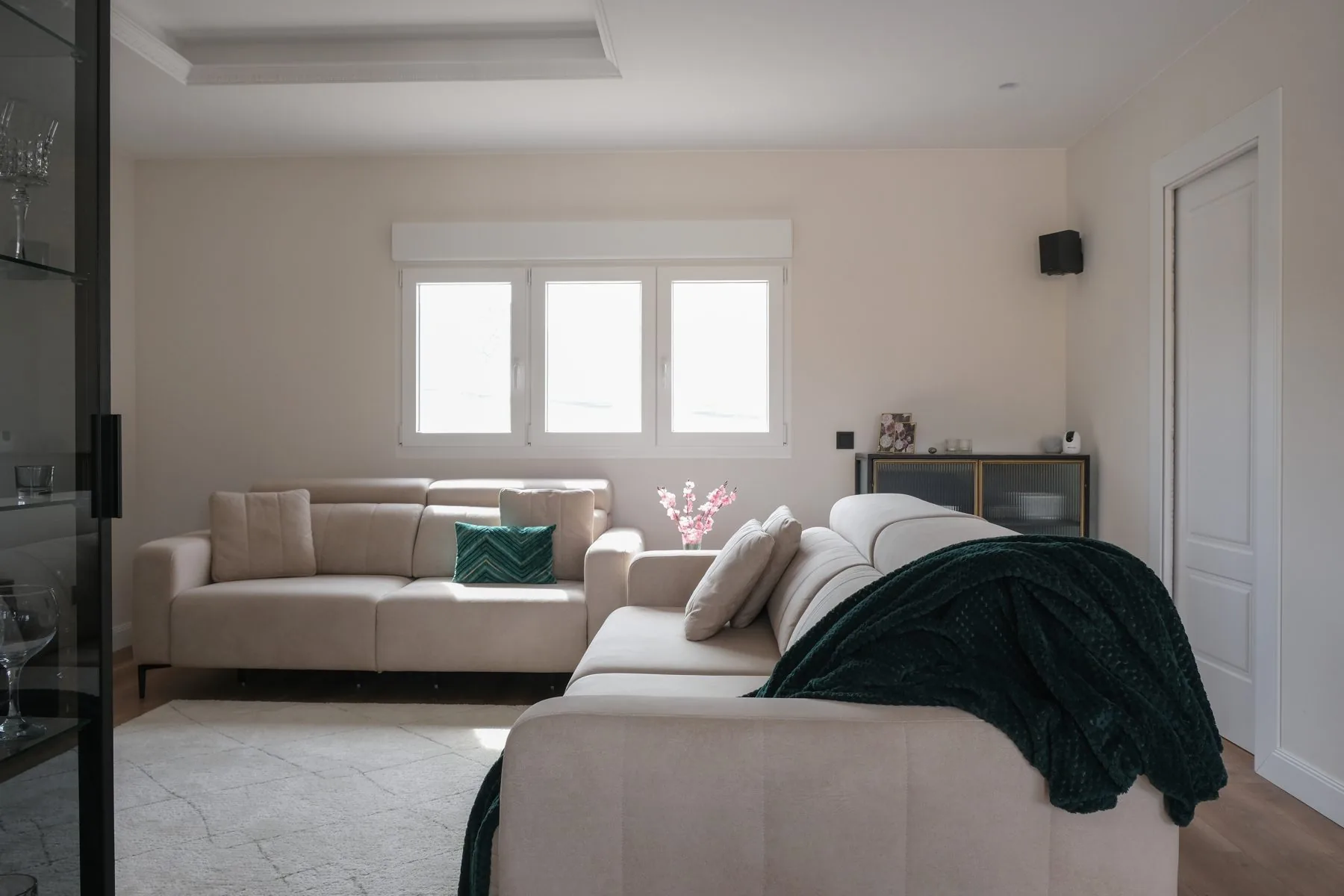 El salón con la vitrina de cristal y el sofá en beige — obra FU32