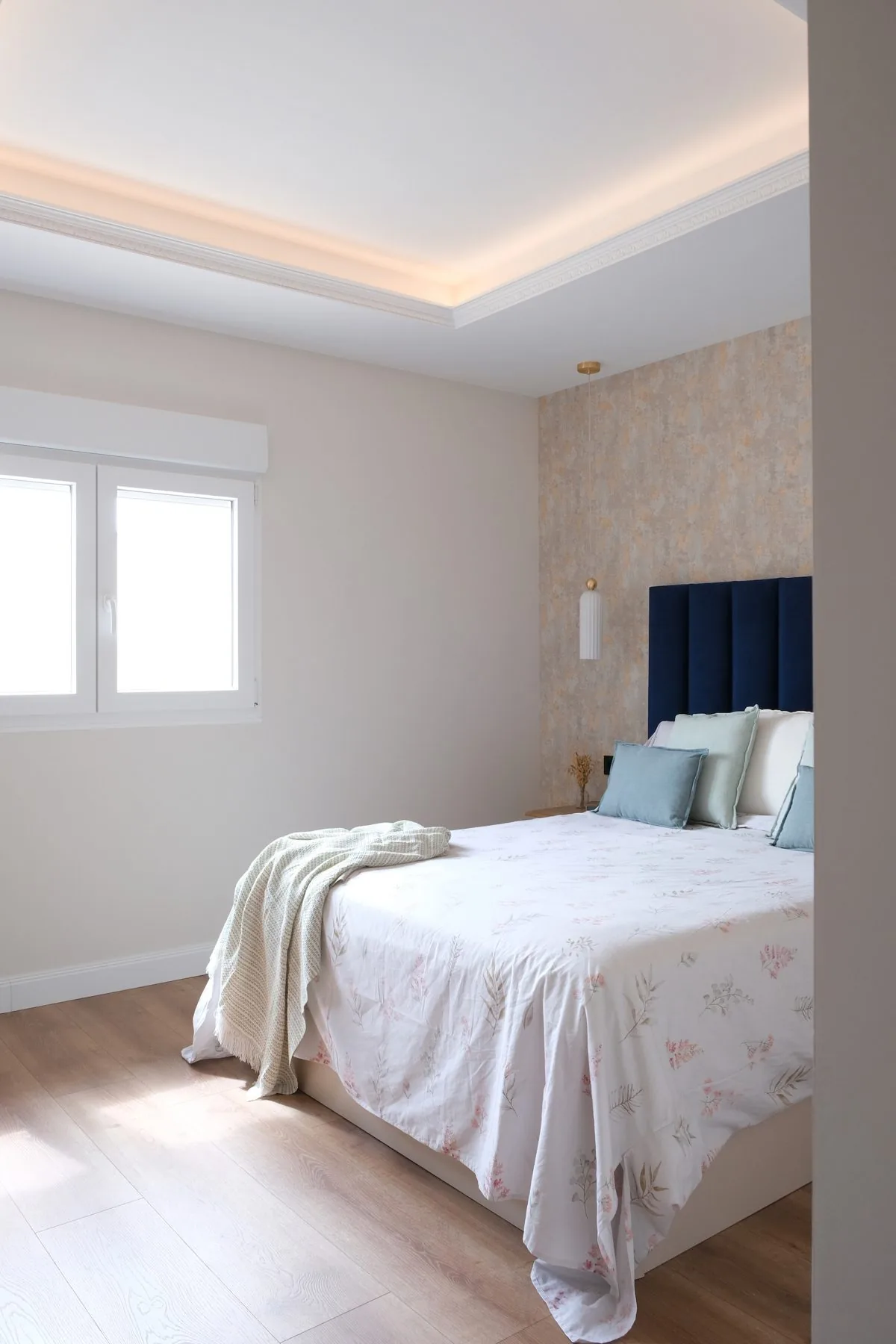 El dormitorio principal, con el foseado de luz perimetral en el techo y la ventana