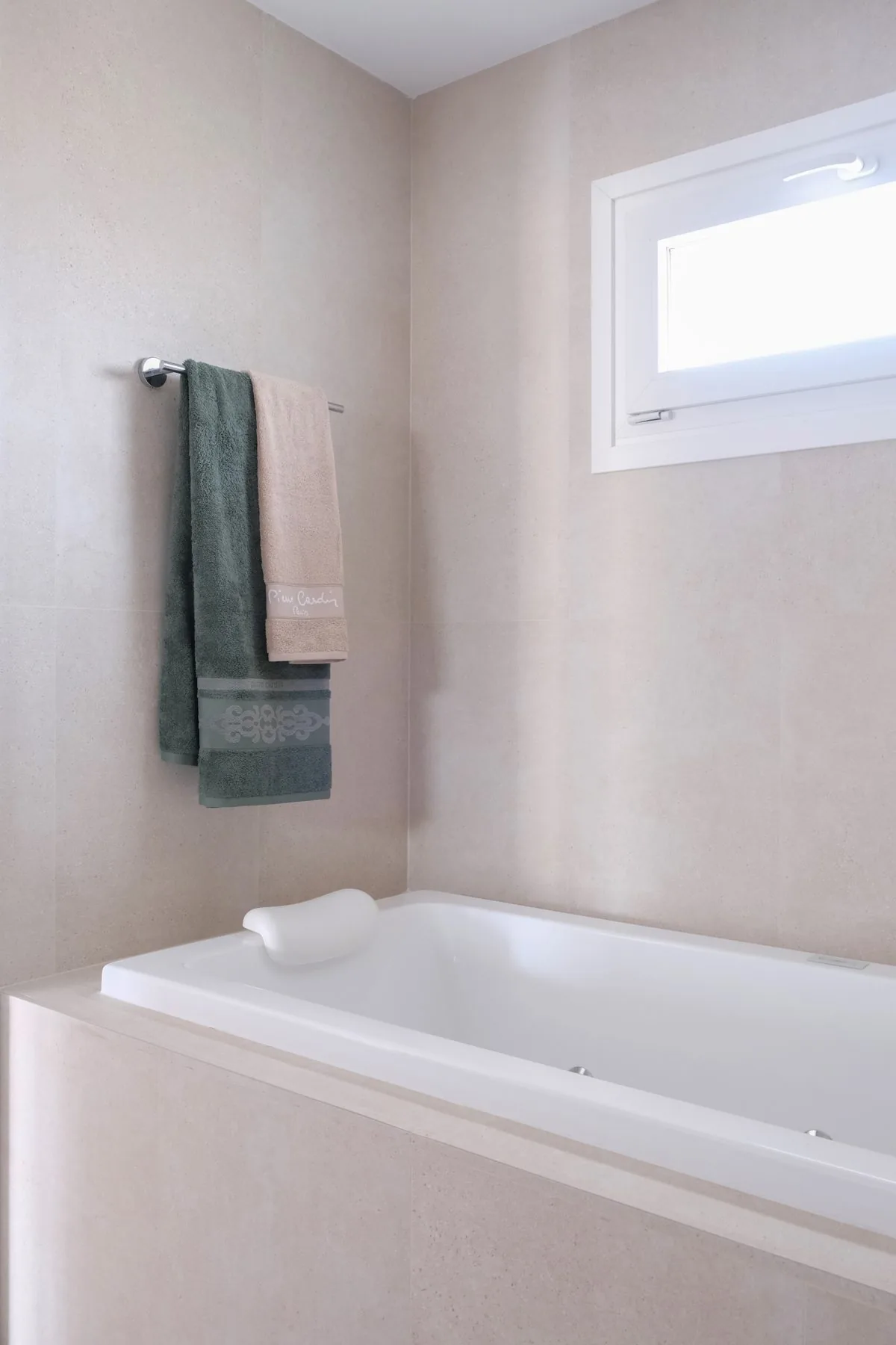 Baño principal: la bañera bajo la ventana, con la luz indirecta de la cornisa