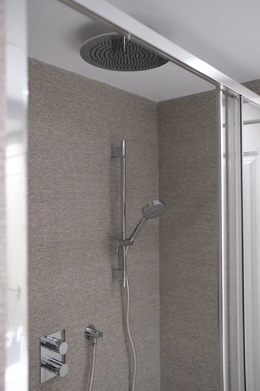 La ducha del baño suite hoy, con el rociador de lluvia, la teleducha y la termostática empotrada