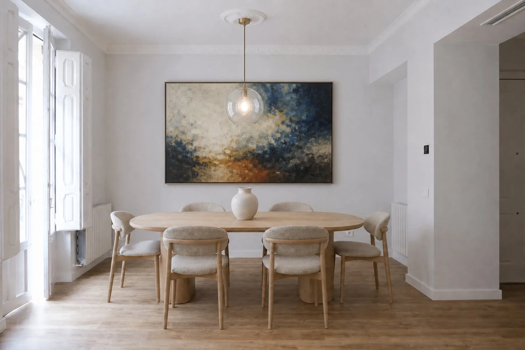 El salón-comedor con la mesa ovalada de roble — obra MC5