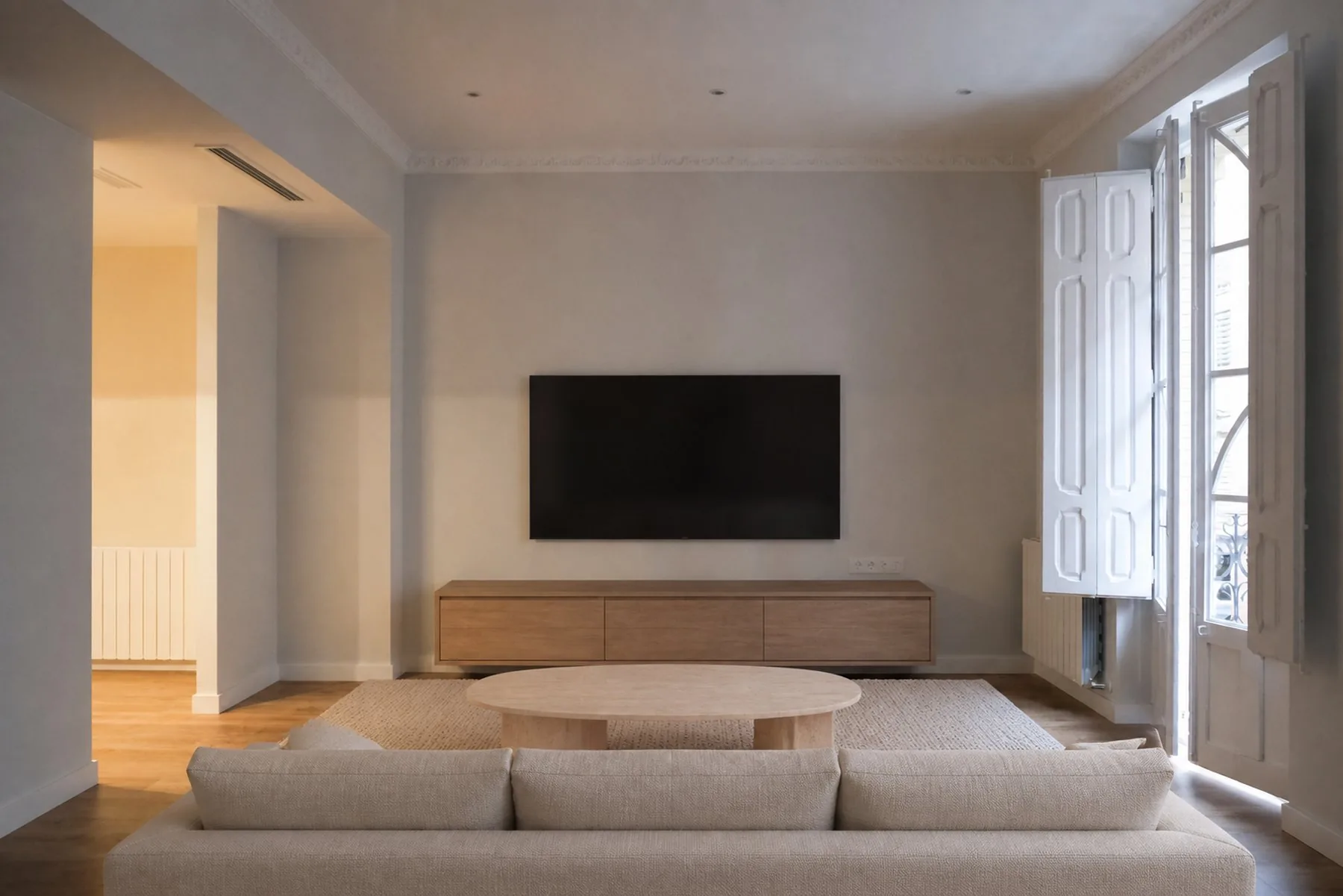 El salón de MC5 amueblado: sofá, mueble de televisión volado y mesa de centro