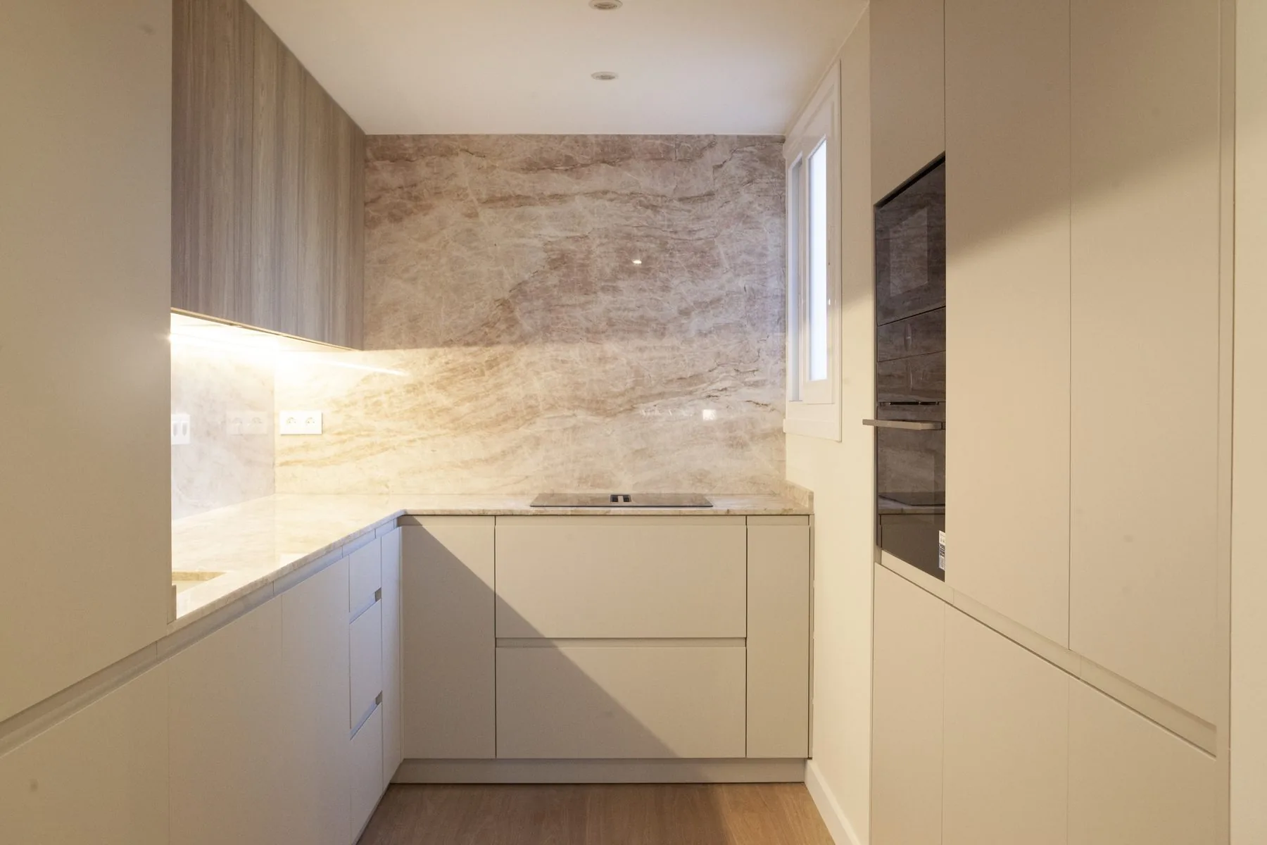 La cocina terminada, con el frente de granito rosáceo — obra MX12