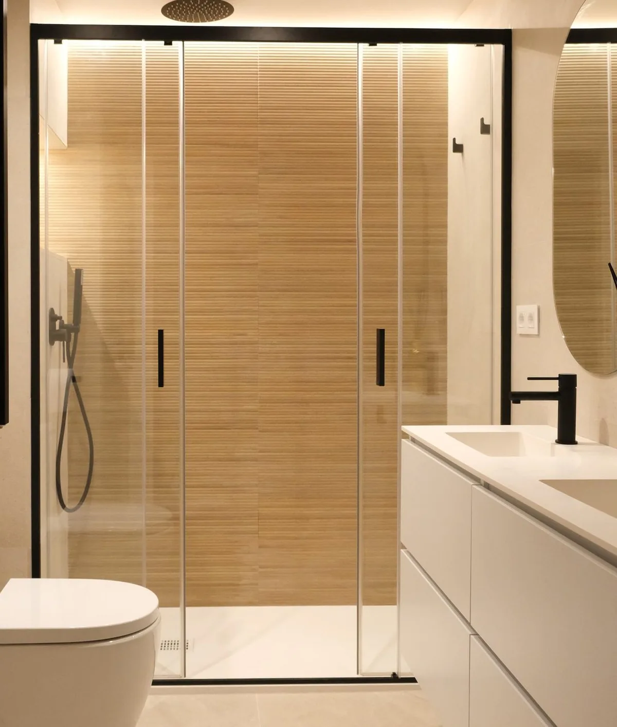 Baño EPB23 terminado con la distribución y materiales del proyecto