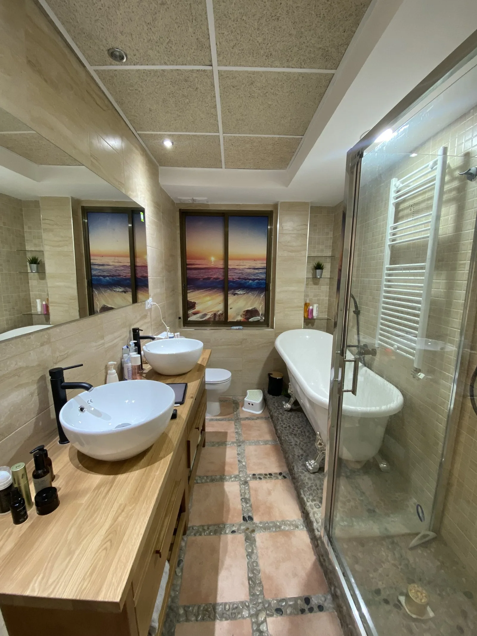 El mismo baño antes de la obra, con la bañera y el mural