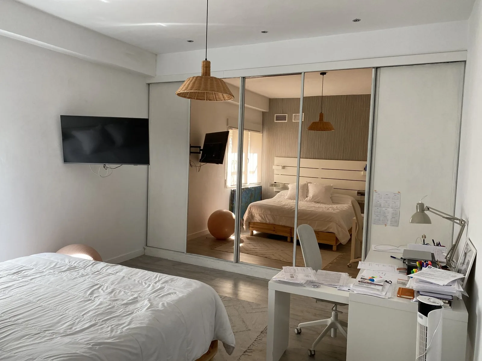 El dormitorio principal de PP5 antes de la obra, con el armario de espejo y el escritorio