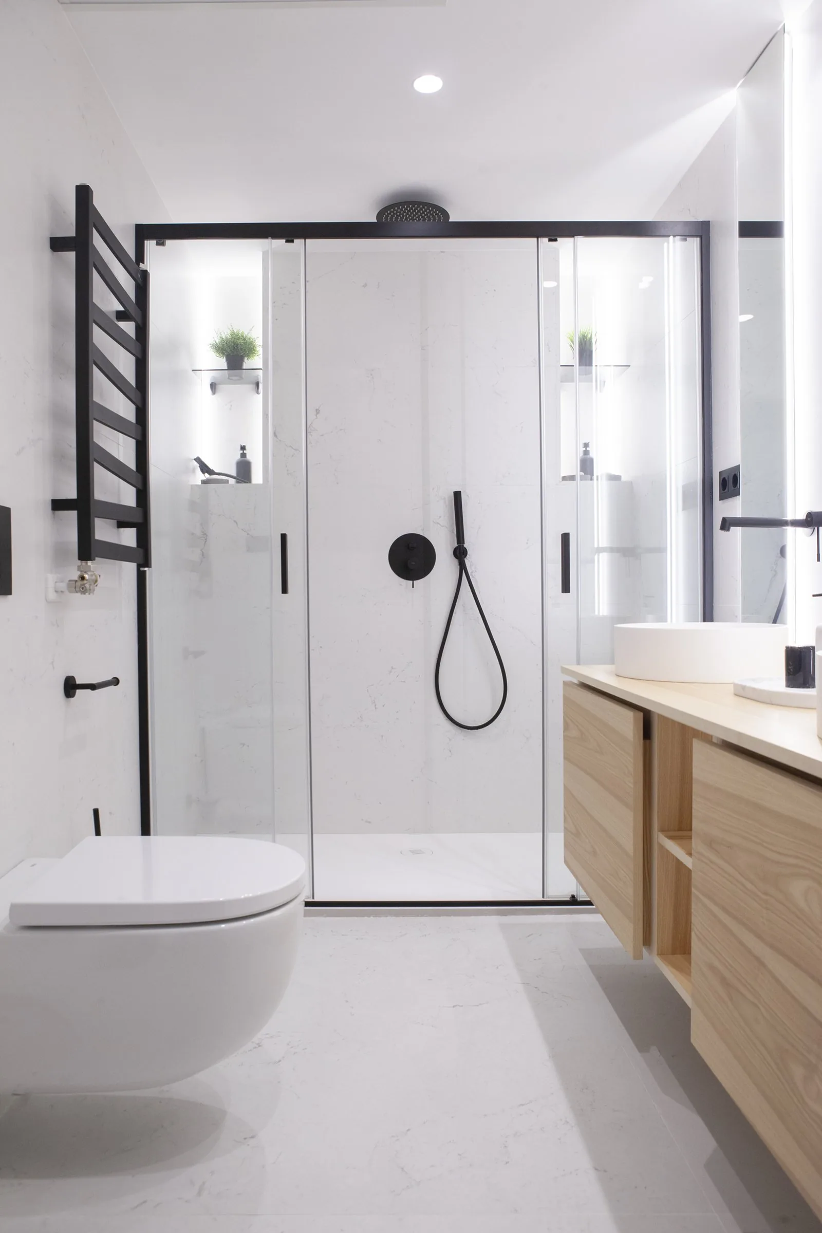 El baño blanco de PP5: dos hornacinas iluminadas y mueble de roble claro
