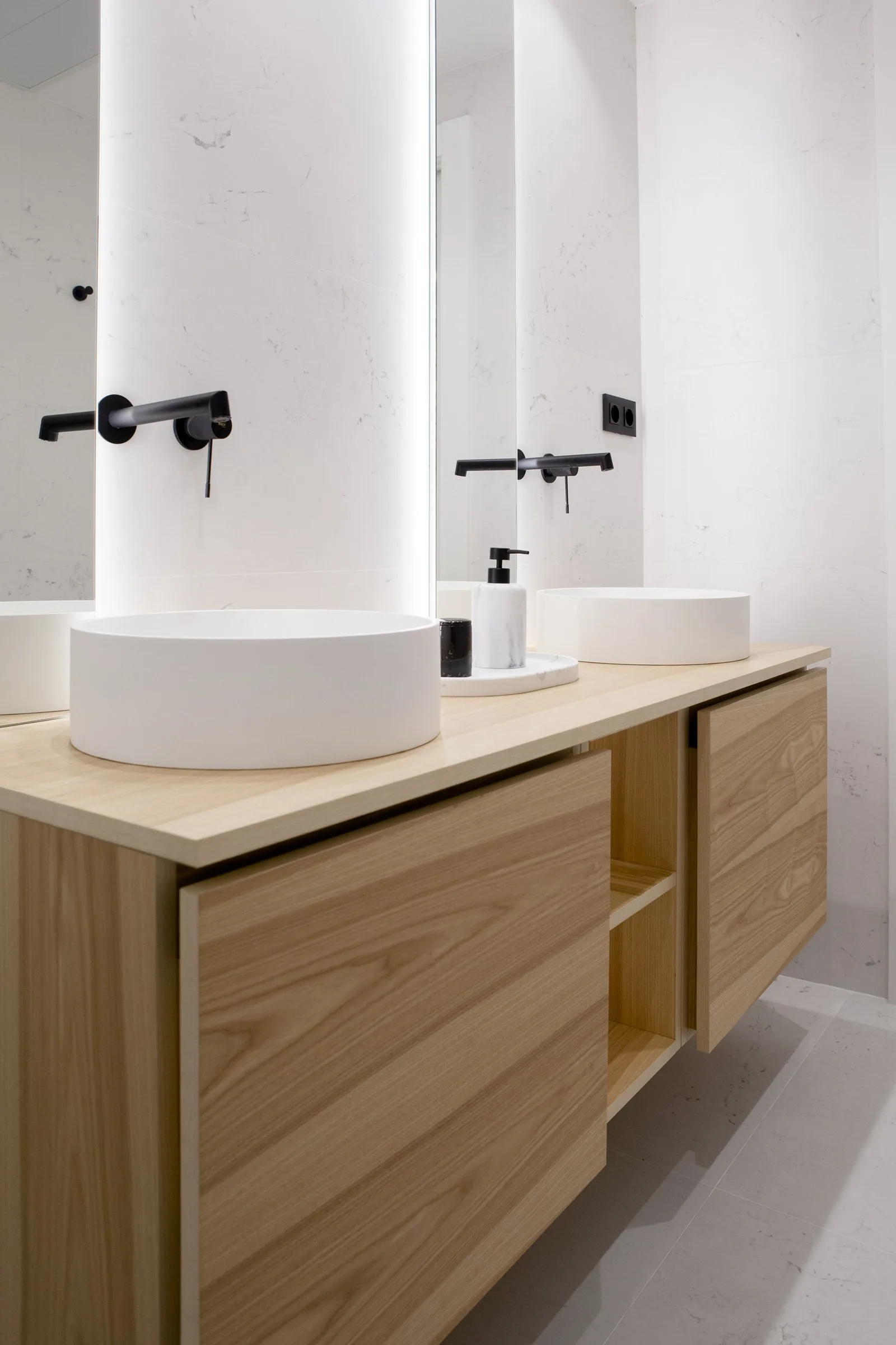 Mueble de roble claro con lavabo sobre encimera — obra PP5