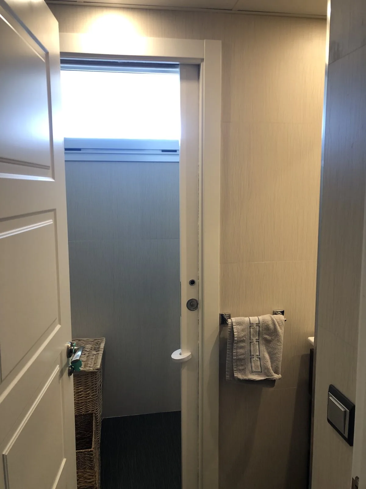 El baño de la planta baja antes de la obra, con la cabina de ducha de mampara tintada