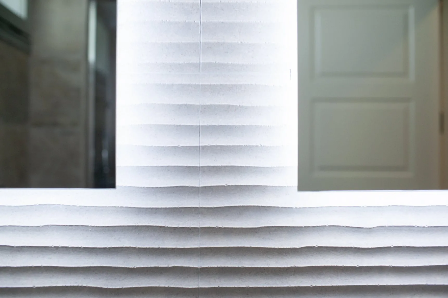 El revestimiento blanco de relieve ondulado del baño de la planta baja