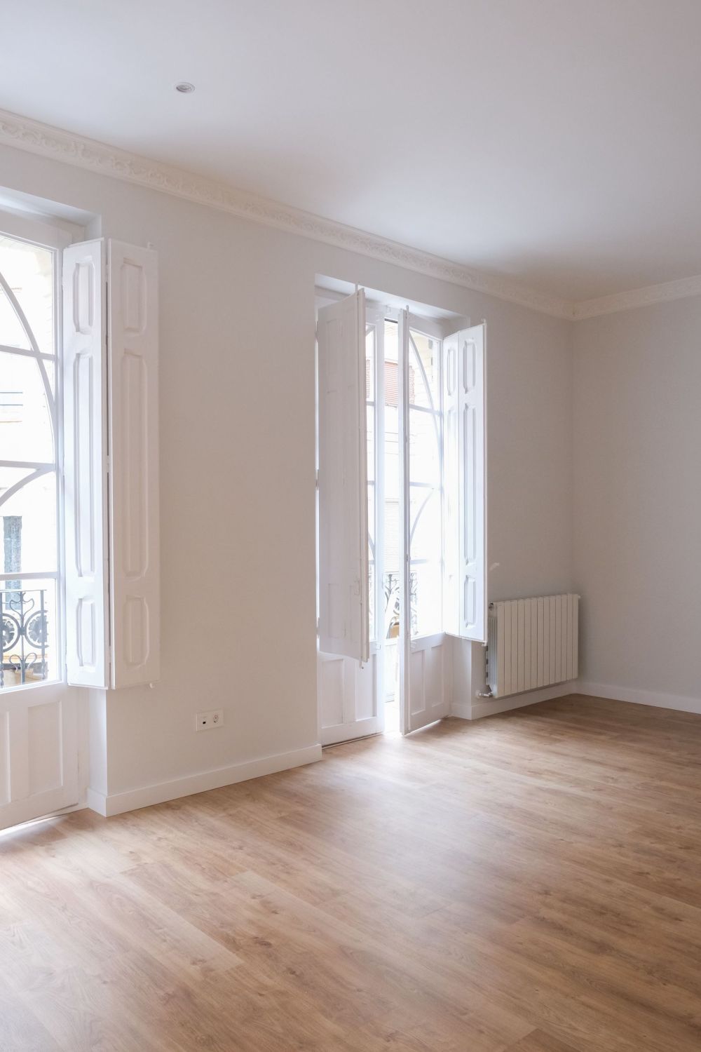 Salón con ventanales clásicos y luz natural – Reforma integral en Zaragoza