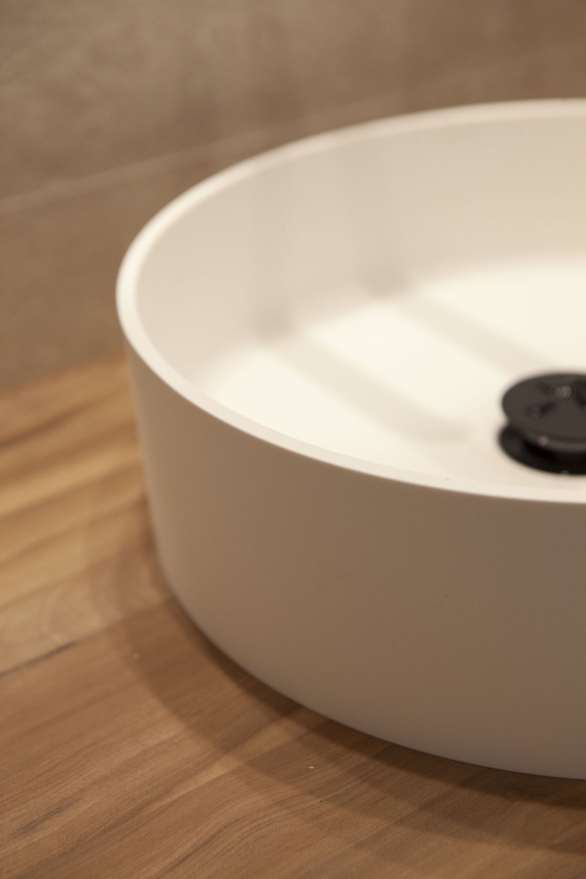 Detalle del lavabo sobre encimera sobre encimera de madera natural