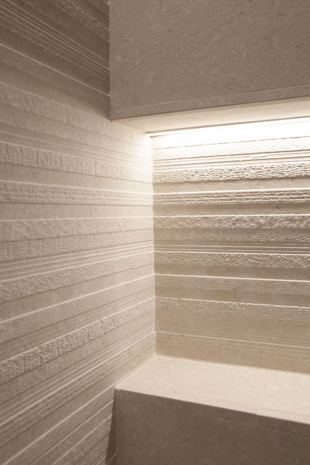 Hornacina de ducha iluminada con listones ceramicos